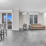 San15 - Elegant With View - Apartmán